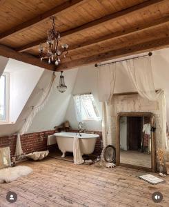 ein großes Bad mit einer Badewanne und einer Decke in der Unterkunft Les séquoias géants in Saint-Martin-aux-Arbres