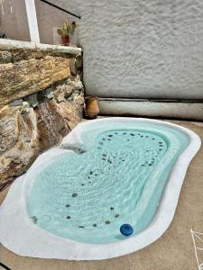 a jacuzzi tub with blue water in it at Os 5 Sentidos in Mourão