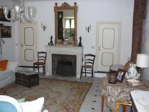 a living room with a fireplace and a mirror at La Terrazza dei Pelargoni B&B in Ventimiglia