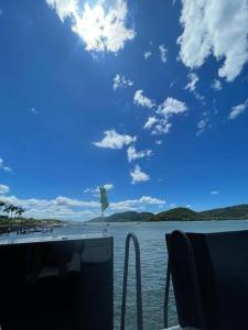 un televisor en un barco en un cuerpo de agua en JOBE Náuticos & Turismo en Río de Janeiro