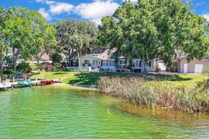 a house on the shore of a river at Lake Silver Retreat lll in Winter Haven