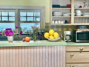 una cocina con un bol de fruta en una barra en San Luis Obispo Hostel en San Luis Obispo