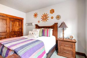 Schlafzimmer mit einem Bett und einem Kopfteil aus Holz in der Unterkunft Village at the Shores 201 by Moose Management in Cranmer