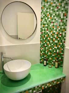 カステッランマーレ・デル・ゴルフォにあるCOCCIU D’AMURIのバスルーム(洗面台、鏡付)