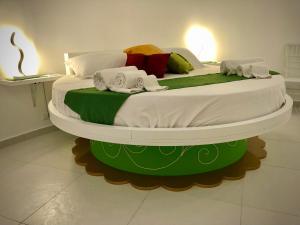 uma cama grande com toalhas num quarto em COCCIU D’AMURI em Castellammare del Golfo