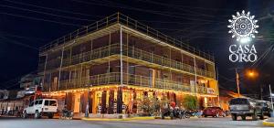 un bâtiment avec un panneau devant lui la nuit dans l'établissement Casa Oro Eco Hostel, à San Juan del Sur