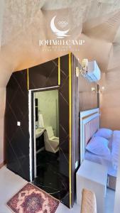 Koupelna v ubytování RUM JOHARH lUXURY CAMP