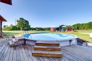 La pileta dentro o cerca de Neosho Home on 90 Acres with Private Pool and Fire Pit