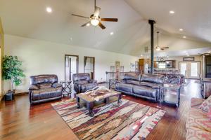 Un lugar para sentarse en Neosho Home on 90 Acres with Private Pool and Fire Pit