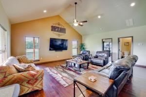 Una televisión o centro de entretenimiento en Neosho Home on 90 Acres with Private Pool and Fire Pit