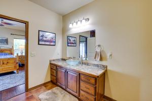 Foto de la galería de Neosho Home on 90 Acres with Private Pool and Fire Pit en Neosho