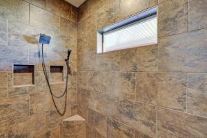 Un baño de Neosho Home on 90 Acres with Private Pool and Fire Pit