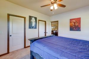 Una cama o camas en una habitación de Neosho Home on 90 Acres with Private Pool and Fire Pit