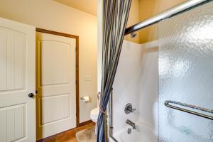 Un baño de Neosho Home on 90 Acres with Private Pool and Fire Pit