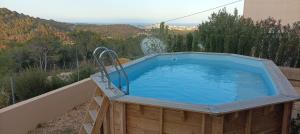 una bañera de hidromasaje en un jardín con vistas a las montañas en LES NINES, en Calpe