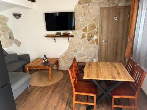 - un salon avec une table et un canapé dans l'établissement Villa Rossi, à Krk