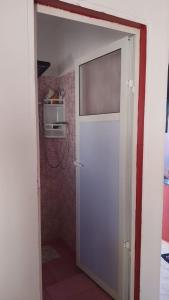 eine offene Tür zu einem Bad mit einer Dusche in der Unterkunft Charmante maison de campagne in Temara