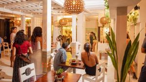 Un groupe de personnes debout dans un magasin dans l'établissement Casa Oro Eco Hostel, à San Juan del Sur