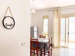 una cucina e una sala da pranzo con tavolo e sedie di LunaSol seaside Apartments a Durrës