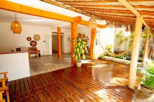 a living room with a wooden floor and wooden ceiling at Pousada Nativa Jeri in Jericoacoara