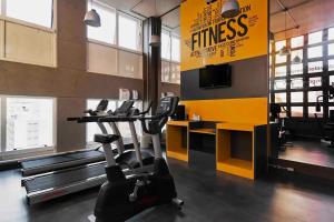 uma sala de fitness com uma passadeira e um ginásio em UH 110 Flat Hotel Rua Maestro Cardim - Bela Vista em São Paulo