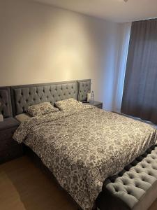 Кровать или кровати в номере Appartement 100m2 drogenbos