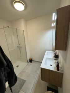 Ванная комната в Appartement 100m2 drogenbos