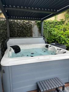 jacuzzi z ławką obok w obiekcie Maison d architecte avec spa w Épernay
