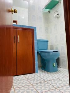 uma casa de banho com um WC azul num quarto em Posada Mi Rey em Guadalajara
