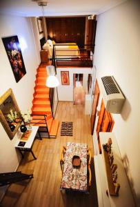una vista aérea de una sala de estar con una escalera en Tranquilidad en los Jesuitas, en Toledo