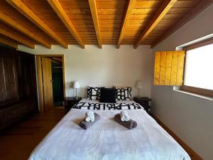 een slaapkamer met een groot bed met 2 kussens erop bij Monte São Francisco in São Francisco da Serra