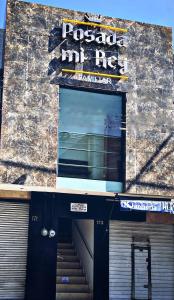 um edifício com um sinal para uma pizzaria em Posada Mi Rey em Guadalajara