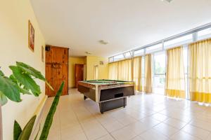een woonkamer met een pooltafel erin bij Nuevo Hotel Carmel in Villa Parque Siquiman