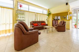 een woonkamer met 2 stoelen en een bank bij Nuevo Hotel Carmel in Villa Parque Siquiman