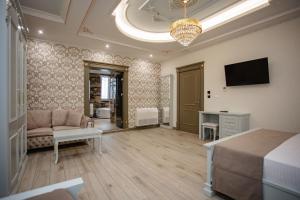 TV a/nebo společenská místnost v ubytování Ervini Boutique Hotel