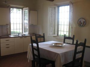 cocina con mesa y mantel blanco en Agriturismo Corte Virgiliana, en Virgilio