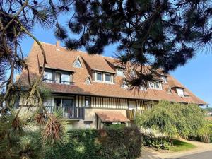 a large house with a brown roof at La douce escapade, Superbe T2, 4 pers - parking, balcon in Villers-sur-Mer