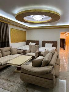 ein Wohnzimmer mit einem Sofa und einem Tisch in der Unterkunft Hotel Premium in Pristina