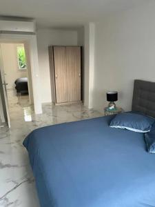 une chambre avec un lit avec une couverture bleue dans l'établissement Superbe appartement à Cannes / 3 chambres, à Cannes