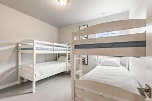 2 Etagenbetten in einem Zimmer mit 2 Betten in der Unterkunft Deer Springs 12754 by Moose Management in Keetley
