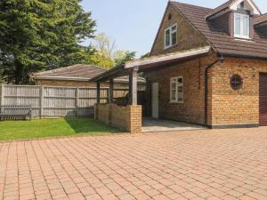 Staines upon ThamesにあるThames Retreatの塀と煉瓦の家