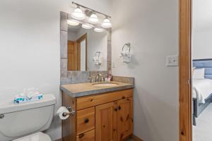 bagno con lavandino, servizi igienici e specchio di Bear Hollow Village 5519 by Moose Management a Park City