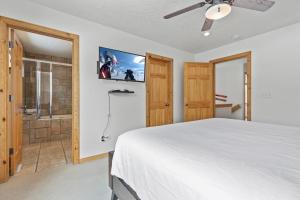 una camera con letto e TV a parete di Bear Hollow Village 5519 by Moose Management a Park City