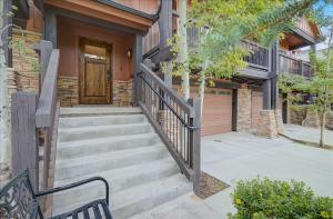 uma casa com uma escada que leva a uma porta em Black Rock Ridge 14202 by Moose Management em Park City