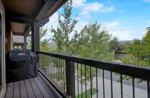 un balcone con un cestino sul portico di Black Rock Ridge 14202 by Moose Management a Park City