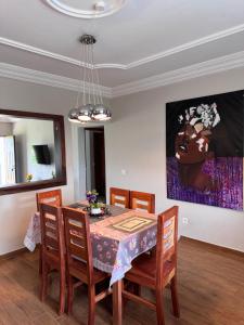 Buea的住宿－Akhard Haus，一间带桌椅的用餐室