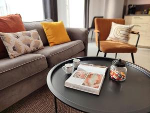 een woonkamer met een salontafel en een bank bij Disney Ratatouille Paris 5mn park & Val d'Europe in Chessy