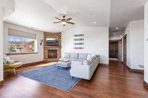 Ruang duduk di Black Rock Ridge 14275 L by Moose Management