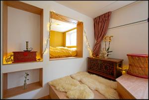 Un dormitorio con un espejo y una cama dentro. en Michaelsark, en Ámsterdam