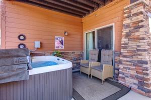 bañera de hidromasaje en el patio de una casa en Black Rock Ridge 14311 A by Moose Management, en Kamas
